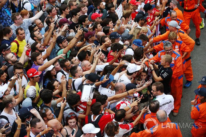 Valtteri Bottas, Mercedes AMG F1, firma de autógrafos para los aficionados