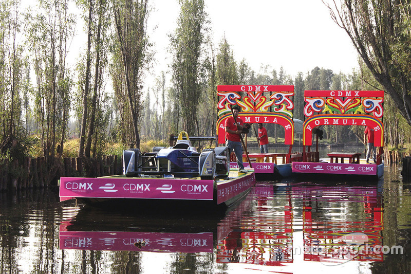Show Car de Formula E a bordo de una trajinera en Xochimilco