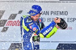 Podium : le vainqueur Valentino Rossi, Yamaha Factory Racing fête sa victoire au champagne