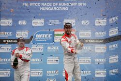 Podium: 2. Yvan Muller, Citroën World Touring Car Team, Citroën C-Elysée WTCC; 1. José María López, 