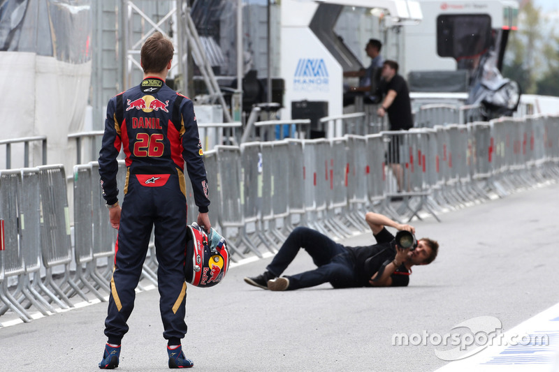 На этапе в Испании Квяту спешно устроили фотосессию в комбинезоне Scuderia Toro Rosso