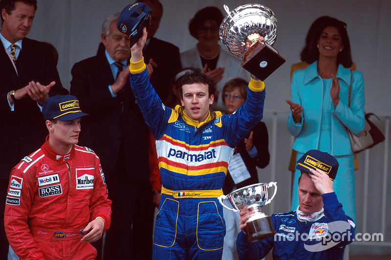 Podium: race winnaar Olivier Panis, Ligier, tweede David Coulthard, McLaren, derde Johnny Herbert, Sauber