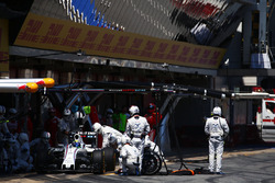 Felipe Massa, Williams FW38 makes a pit stop