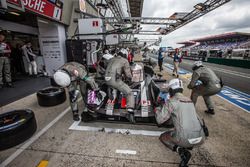 Arrêt au stand : #1 Porsche Team Porsche 919 Hybrid: Timo Bernhard, Mark Webber, Brendon Hartley