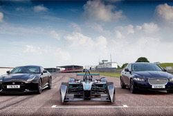Jaguar Formula E, XE dan F-Type SVR di Mallory Park