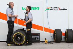 Sahara Force India F1 Team avec des ingénieurs Pirelli