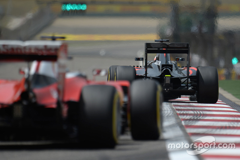 Fernando Alonso, McLaren MP4-31 leads Sebastian Vettel, Ferrari SF16-H