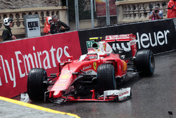 Kimi Raikkonen, Ferrari SF16-H runs wide and breaks his front wing