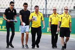 Esteban Ocon, pilote d'essais Renault Sport F1 Team; Jolyon Palmer, Renault Sport F1 Team; Julien Simon-Chautemps, ingénieur de course Renault Sport F1 Team; et Paul Seaby, manager Renault Sport F1 Team lors de la reconnaissance du circuit