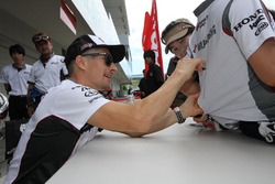 #634 Musashi RT Harc-Pro: Nicky Hayden signs autographs for the fans