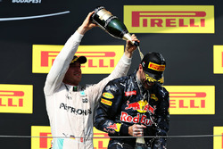 Podium: second place Nico Rosberg, Mercedes AMG F1 Team and third place Daniel Ricciardo, Red Bull Racing celebrate with champagne