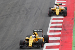 Кевин Магнуссен, Renault Sport F1 Team RS16 едет впереди Джолиона Палмера, Renault Sport F1 Team RS1