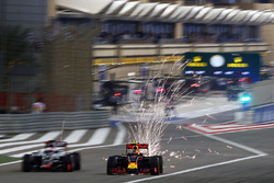 Romain Grosjean, Haas F1 Team VF-16 en Daniil Kvyat, Red Bull Racing RB12 met vonken