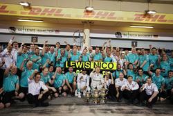 Race winner Nico Rosberg, Mercedes AMG F1 Team celebrates with team mate Lewis Hamilton, Mercedes AMG F1 Team and the team