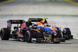 Carlos Sainz Jr., Scuderia Toro Rosso STR11 Y Esteban Ocon, Manor Racing MRT05 Batalla por la posici