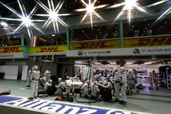 Felipe Massa, Williams FW38 Mercedes, hace una parada en boxes durante la carrera