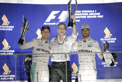 Nico Rosberg, Mercedes AMG F1 W07 Hybrid e Lewis Hamilton, Mercedes AMG F1, sul podio