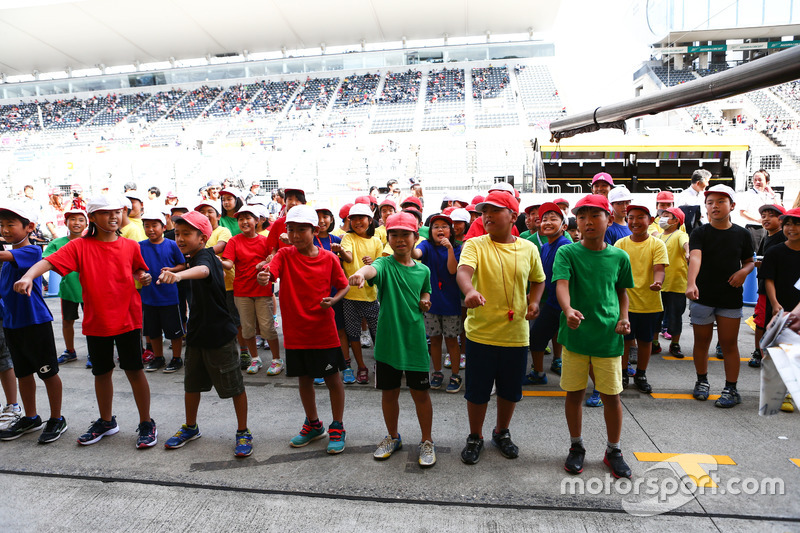 Junge Fans mit dem Renault Sport F1 Team