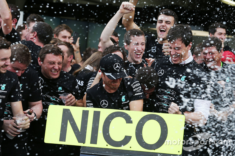 El ganador de la carrera, Nico Rosberg, celebra con el equipo Mercedes AMG F1 el título de constructores con Toto Wolff, director de Mercedes AMG F1