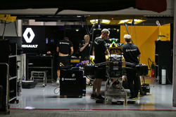 Le garage Renault Sport F1 Team de nuit
