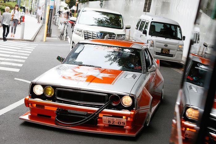 Daniel Ricciardo y Max Verstappen, Red Bull Racing conducen alrededor de Tokio en un coche de Bosozuko