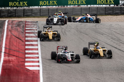 Romain Grosjean, Haas F1 Team VF-16 leads Jolyon Palmer, Renault Sport F1 Team RS16