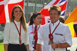 Federica Masolin, Sky F1 Italia presentatrice met Luca Filippi, Sky Sports F1 TV Presenter op de startopstelling