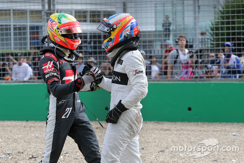 Esteban Gutierrez, Haas F1 Team, y Fernando Alonso, McLaren