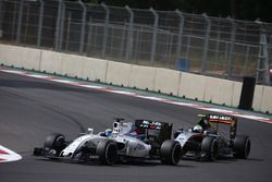 Felipe Massa, Williams Martini Racing FW38 devant Sergio Perez, Force India F1 VJM09