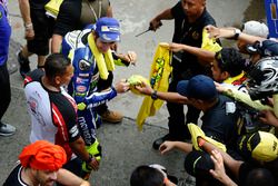 Valentino Rossi, Yamaha Factory Racing signe des autographes pour les fans