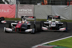 ストフェル・バンドーン(DOCOMO TEAM DANDELION RACING)と関口雄飛(ITOCHU ENEX TEAM IMPUL)