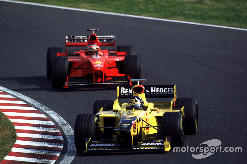 Damon Hill, Jordan leads Michael Schumacher, Ferrari