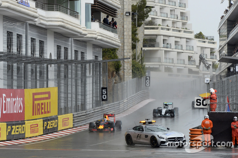 Daniel Ricciardo, Red Bull Racing RB12 mène derrière le Safety Car de la FIA