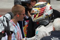 Race winner Lewis Hamilton, Mercedes AMG F1 celebrates with Justin Bieber, Singer at the podium