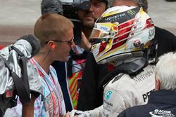 Le vainqueur Lewis Hamilton, Mercedes AMG F1 fête la victoire avec Justin Bieber, chanteur