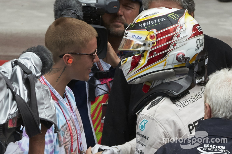 Le vainqueur Lewis Hamilton, Mercedes AMG F1 fête la victoire avec Justin Bieber, chanteur