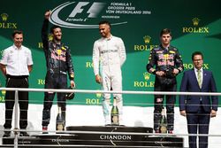 Podio: il vincitore Lewis Hamilton, Mercedes AMG F1, il secondo classificato Daniel Ricciardo, Red B