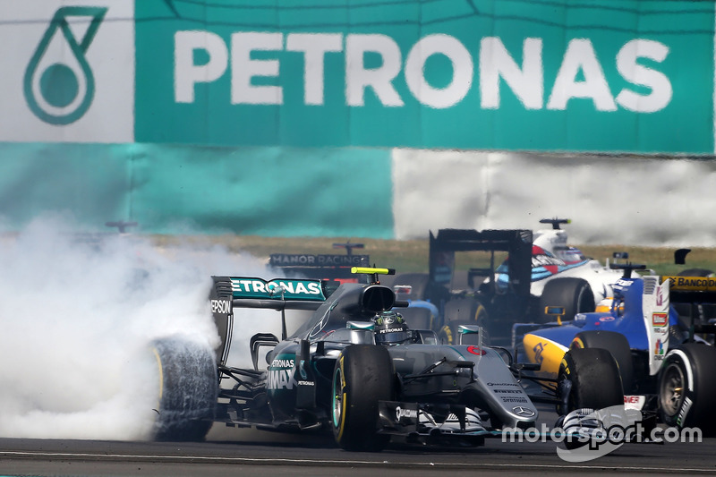 Nico Rosberg, Mercedes AMG F1 W07 Hybrid reprend la piste après un contact au départ