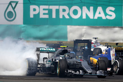 Nico Rosberg, Mercedes AMG F1 W07 Hybrid se recupera de contacto al inicio de la carrera