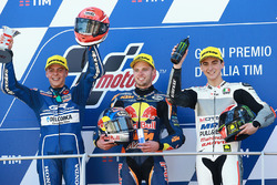 Podium : le vainqueur Brad Binder, Red Bull KTM Ajo, le deuxième Fabio Di Giannantonio, Gresini Racing Moto3, et le troisième Francesco Bagnaia, Aspar Team Mahindra Moto3