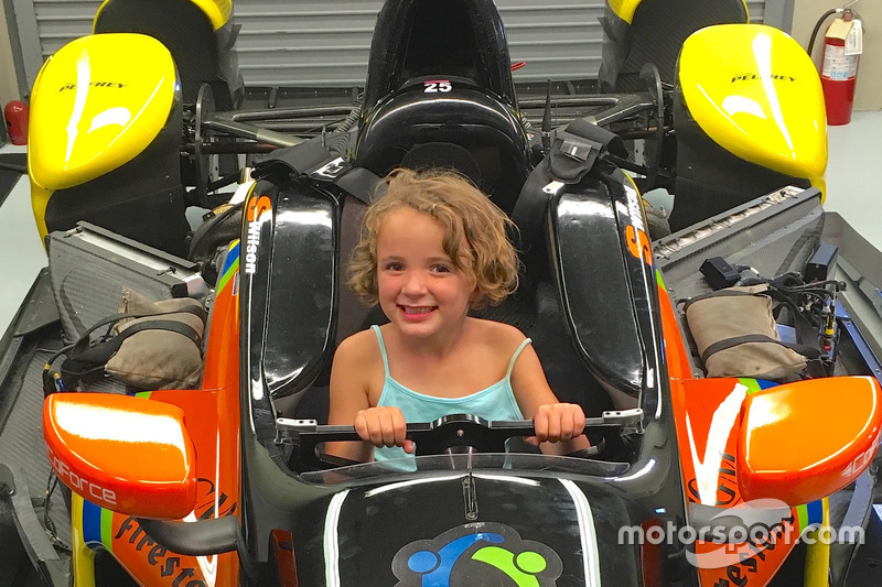Jessica Wilson, hija de Justin Wilson, sentada en el KV Racing Technology Chevrolet de IndyCar de su tío Stefan Wilson