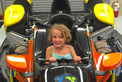 Джессіка Вілсон, Justin Wilson’s daughter, сидить у боліді дядька Стефана Вілсона, KV Racing Technol