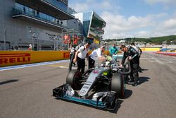 Lewis Hamilton, Mercedes AMG F1 Team W07 en la parrilla