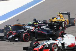 Nico Hulkenberg, Sahara Force India F1 VJM09 crashes at the start of the race with Jenson Button, McLaren MP4-31 and Jolyon Palmer, Renault Sport F1 Team RS16