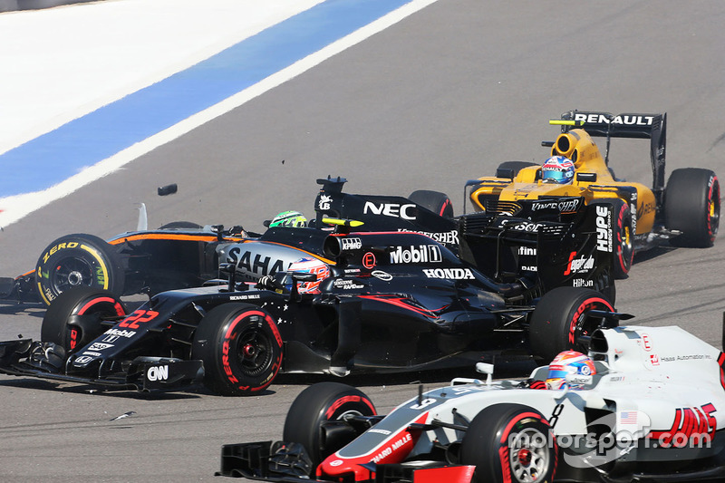 Nico Hulkenberg, Sahara Force India F1 VJM09 choca al inicio de la carrera con Jenson Button, McLaren MP4-31 y Jolyon Palmer, Renault Sport F1 Team RS16