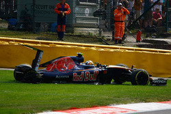 Carlos Sainz Jr., Scuderia Toro Rosso STR11 retired from the race