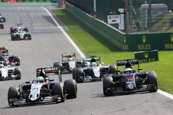 Nico Hulkenberg, Sahara Force India F1 VJM09 and Fernando Alonso, McLaren MP4-31 battle for position