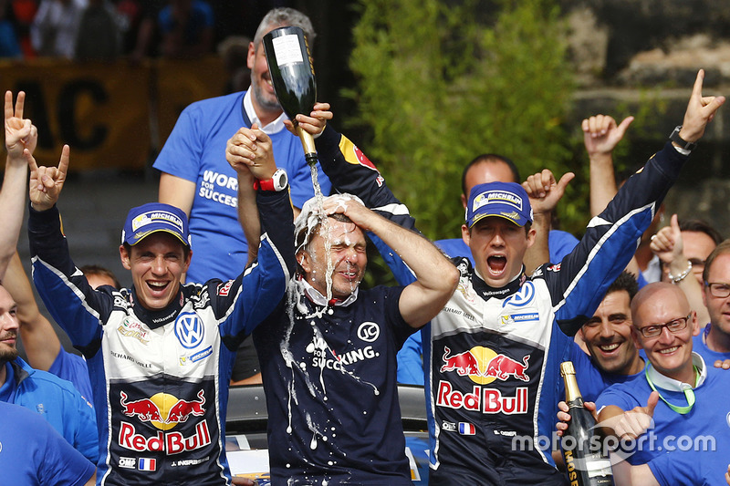 Podio: ganadores Sébastien Ogier, Julien Ingrassia, Volkswagen Motorsport con el jefe del equipo Jos