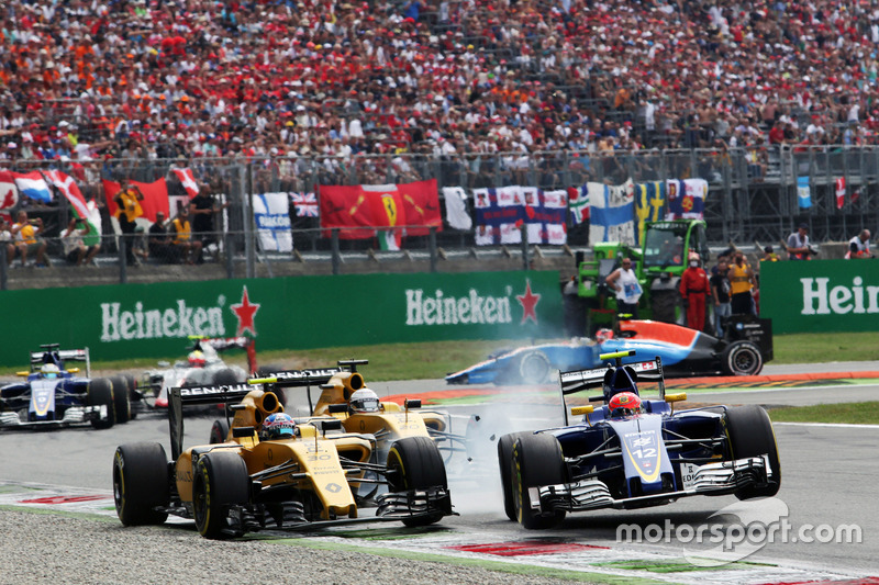 Accidente que involucra a Jolyon Palmer, Renault Sport F1 Team RS16 and Felipe Nasr, Sauber C35