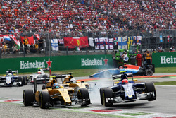 (L to R): Crash involving Jolyon Palmer, Renault Sport F1 Team RS16 and Felipe Nasr, Sauber C35